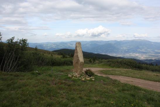 Gedenkstein mit Blickrichtung Wolfsberg